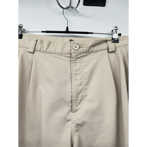 UNDER ARMOUR‎ Men’s Beige Shorts Flat Front  Size 36 - Picture 2 of 6